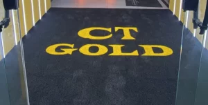 tapete corporativo personalizado com logo na entrada de empresa