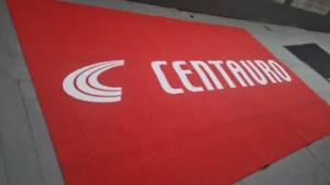 Tapete personalizado para loja em vermelho com logomarca branca