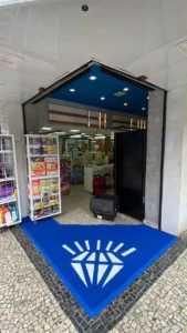 Tapete personalizado com logomarca na entrada de farmácia