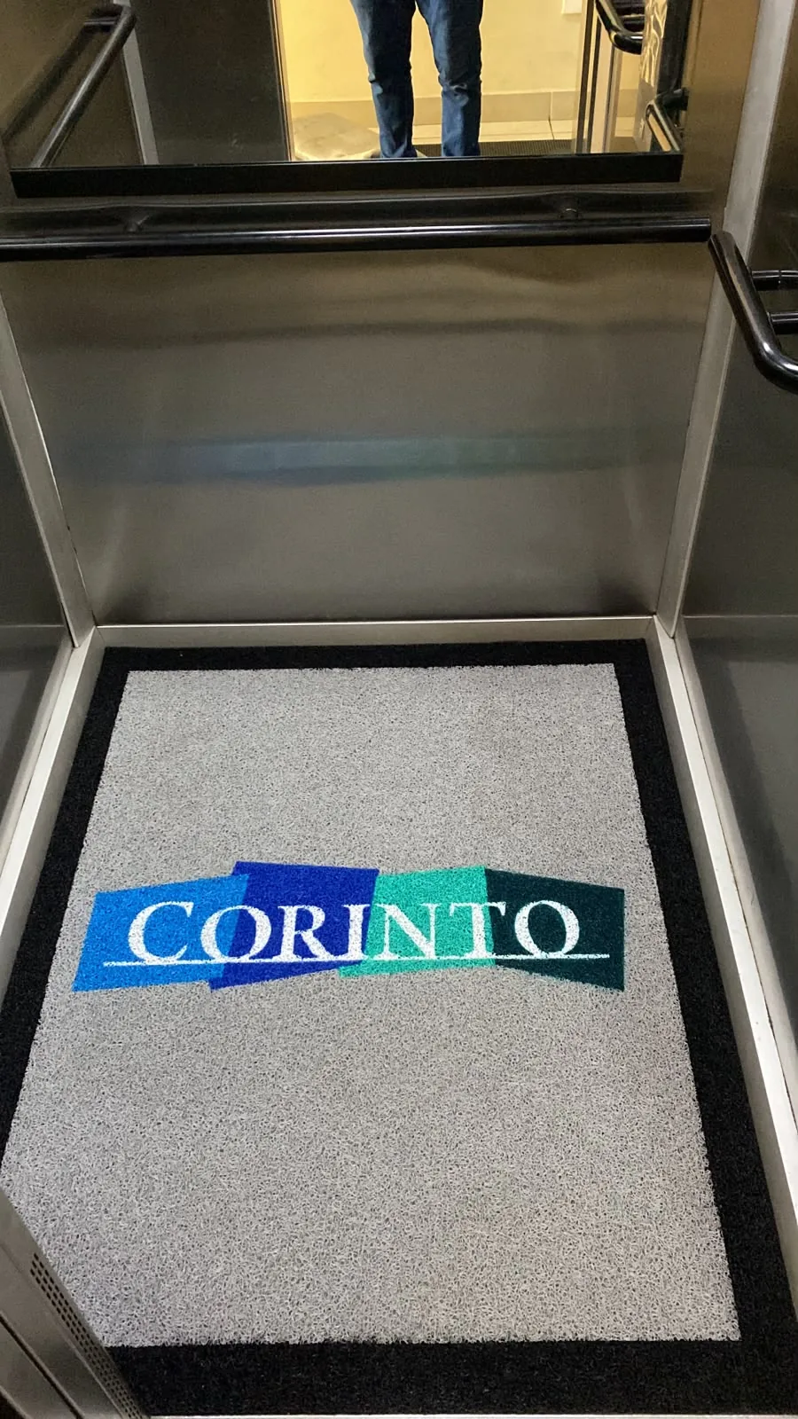 Tapete personalizado com logomarca no elevador do condomínio