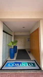 Tapete personalizado na entrada de condomínio com logomarca Corinto